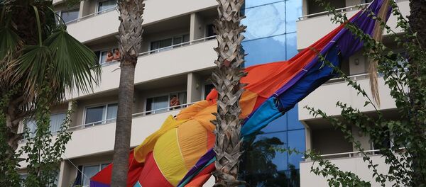 Rus turistler halatı kopan deniz paraşütüyle palmiyeye çarptılar - Sputnik Türkiye