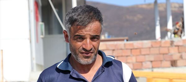 İzmir'in Menemen ilçesinde çıkan yangında önce evinin çatısındaki Türk bayrağını kurtaran Erdoğan Özdemir - Sputnik Türkiye