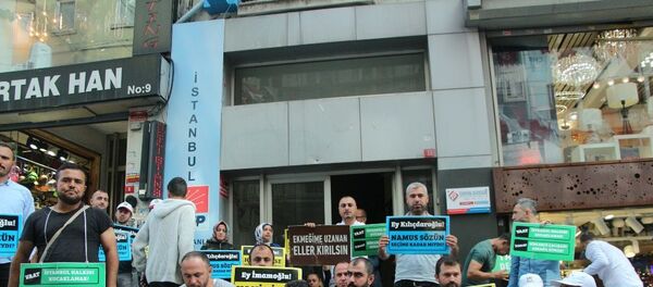 İBB'de işten çıkartılan bir grup işçi CHP il binası önünde oturma eylemine başladı - Sputnik Türkiye