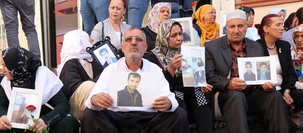 Çocuklarının dağa kaçırılmasından HDP'yi sorumlu tutan Diyarbakır annelerinin partinin il binası önünde sürdürdüğü oturma eylemine, çocukları terör örgütü PKK'nın İran kanadı PJAK'a katılan 5 aile daha dahil oldu. - Sputnik Türkiye