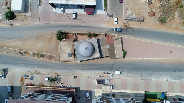 Antalya'da cami, iki yolun ortasında kaldı - Sputnik Türkiye