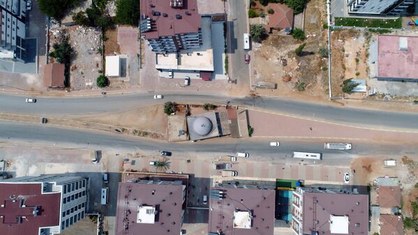 Antalya'da cami, iki yolun ortasında kaldı - Sputnik Türkiye