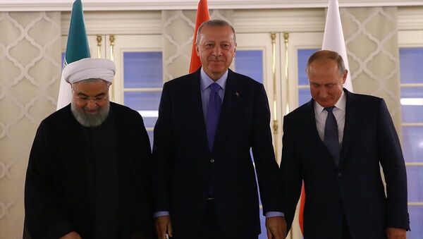 Üç lider, el ele basına poz verdi. - Sputnik Türkiye