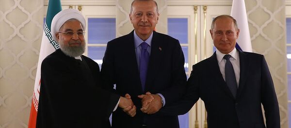 Türkiye Cumhurbaşkanı Recep Tayyip Erdoğan, İran Cumhurbaşkanı Hasan Ruhani ve Rusya Devlet Başkanı Vladimir Putin, Ankara'da gerçekleşen Suriye zirvesinde aile fotoğrafı çektirdi. - Sputnik Türkiye