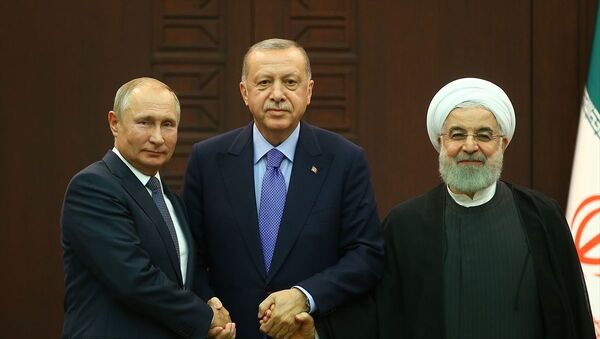 Liderler üçlü zirvenin ardından el ele fotoğraf çektirdi. - Sputnik Türkiye