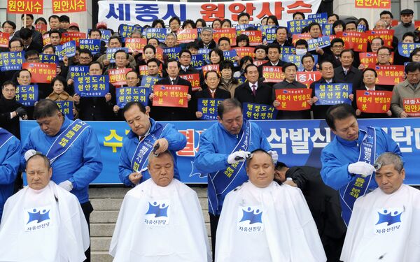 Güney Kore usulü protesto: Neden saçlarını kazıtıyorlar? Güney Kore usulü protesto: Neden saçlarını kazıtıyorlar? - Sputnik Türkiye