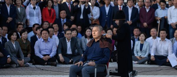 Güney Kore’de ana muhalefetteki Kore Özgürlük Partisi'nin (LKP) Genel Başkanı Hwang Kyo-ahn hükümeti protesto etmek için yüzlerce kişi önünde saçlarını kazıtan - Sputnik Türkiye