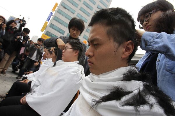 Güney Kore usulü protesto: Neden saçlarını kazıtıyorlar? Güney Kore usulü protesto: Neden saçlarını kazıtıyorlar? - Sputnik Türkiye