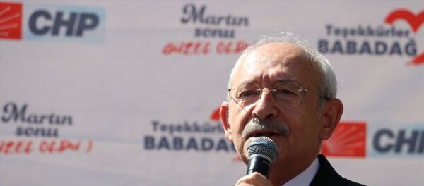 CHP Genel Başkanı Kemal Kılıçdaroğlu Badadağ Belediye Başkanı Ali Atlı'yı makamında ziyaret etti. Kılıçdaroğlu, kendisini karşılayanlarla selamlaştı. - Sputnik Türkiye