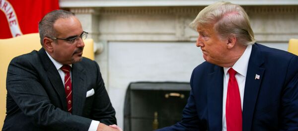 U.S. President Donald Trump shakes hands with Bahrain Crown Prince Salman bin Hamad Al Khalifa during a meeting in the Oval Office of the White House in Washington, U.S., September 16, 2019. REUTERS/Al Drago - Sputnik Türkiye