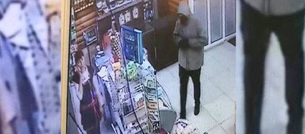 Silahla girdiği markette kasiyerin telefon konuşmasını bölmeye cesaret edemedi: Rusya'da polis 'utangaç hırsızı' arıyor - Sputnik Türkiye