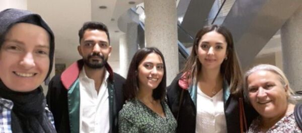 İstanbul’da bindiği minibüste taciz ve hakarete uğrayan Asena Melisa Sağlam, yargı sürecinde gelinen son noktayı RS FM’in canlı yayınında anlattı. İstanbul’da bindiği minibüste taciz ve hakarete uğrayan Asena Melisa Sağlam, yargı sürecinde gelinen son noktayı RS FM’in canlı yayınında anlattı. - Sputnik Türkiye