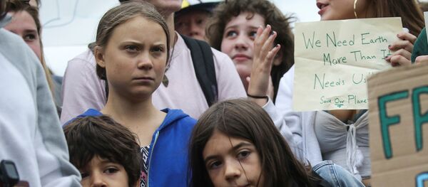  Greta Thunberg'in başını çektiği tüm dünyadan genç iklim aktivistleri, Washington DC'de Beyaz Saray yakınında yürüyüş düzenlerken - Sputnik Türkiye