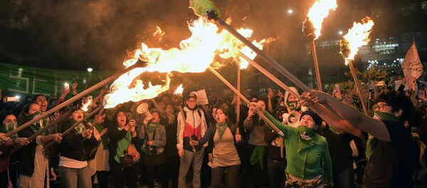 Tecavüz vakalarında kürtajı suç olmaktan çıkaran yasanın Ekvador Meclisi tarafından reddedilmesi ülkede protestolara neden oldu. Tecavüz vakalarında kürtajı suç olmaktan çıkaran yasanın Ekvador Meclisi tarafından reddedilmesi ülkede protestolara neden oldu. - Sputnik Türkiye