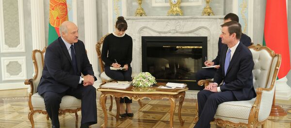 ABD Dışişleri Bakanlığı Müsteşarı David Hale ve Belarus Devlet Başkanı Aleksandr Lukaşenko ABD Dışişleri Bakanlığı Müsteşarı David Hale ve Belarus Devlet Başkanı Aleksandr Lukaşenko - Sputnik Türkiye