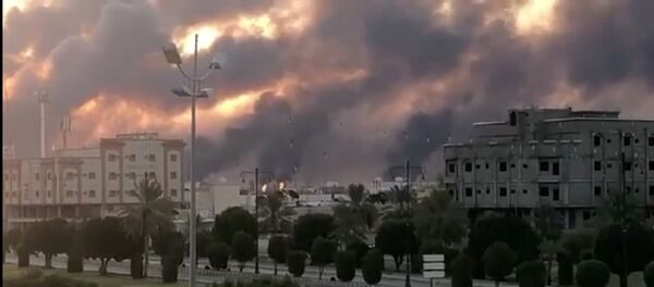 Suudi petrol devi Aramco'nun Abkayk tesisinden yükselen dumanlar - Sputnik Türkiye