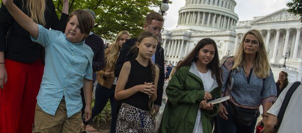 ABD'de genç bir çocuk, İsveçli aktivist Greta Thunberg'i fotoğrafçılardan 'sakladı'. - Sputnik Türkiye