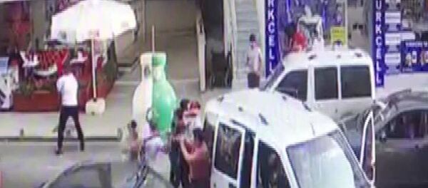 Pendik'te boşanmak isteyen eşinin içinde bulunduğu otomobilin yolunu kesip erkek kardeşleriyle birlikte beyzbol sopalarıyla saldıran ve otomobildeki kayınpederinin dudağını ısırarak parçalayan Murat Gültekin'in ardından kardeşleri Kadir ve Ferhat Gültekin'in ardından kendisi de tutuklandı. - Sputnik Türkiye