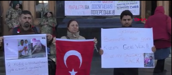 Ukraynalı eşlerinin ülkelerine götürdüğü çocuklarını görebilmek için hukuk mücadelesini sürdüren Aytaç Atasoy ve İsmail Yüce, Ukrayna Devlet Başkanlığı binasının önünde protesto eylemine başladı. - Sputnik Türkiye