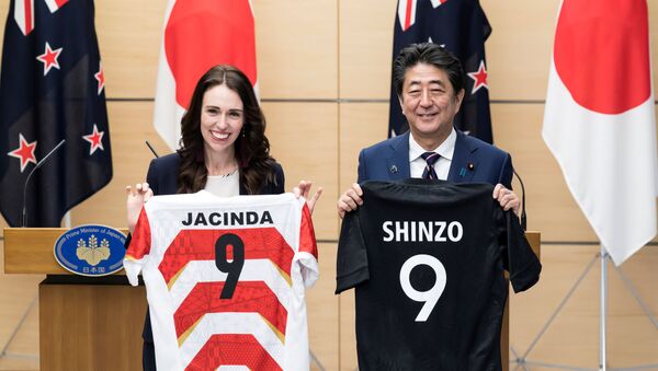Yeni Zelanda Başbakanı Jacinda Ardern ve Japon mevkidaşı Şinzo Abe - Sputnik Türkiye
