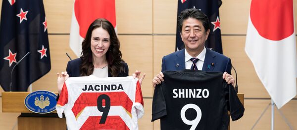 Yeni Zelanda Başbakanı Jacinda Ardern ve Japon mevkidaşı Şinzo Abe - Sputnik Türkiye