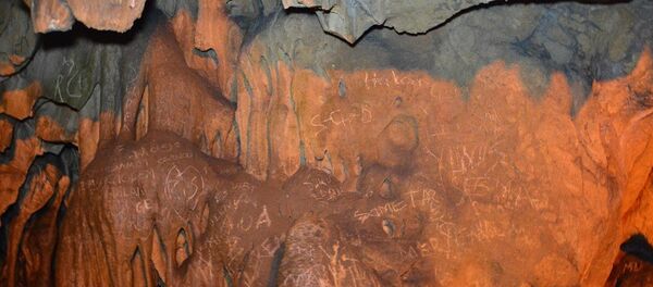 Karabük'ün Safranbolu ilçesindeki Türkiye'nin 4. büyük mağarası Bulak (Mencilis) Mağarası'nın sütunları ile duvarlarına, kimliği belirsiz kişi ya da kişilerce yazılar yazıldığı görüldü. Yazıların tespit edilmesiyle mağaraya rehbersiz girişler yasaklandı. - Sputnik Türkiye
