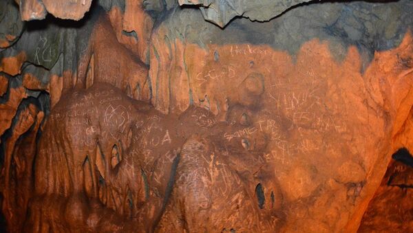 Karabük'ün Safranbolu ilçesindeki Türkiye'nin 4. büyük mağarası Bulak (Mencilis) Mağarası'nın sütunları ile duvarlarına, kimliği belirsiz kişi ya da kişilerce yazılar yazıldığı görüldü. Yazıların tespit edilmesiyle mağaraya rehbersiz girişler yasaklandı. - Sputnik Türkiye