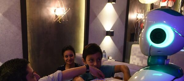 Yemek servis eden bir robot - Sputnik Türkiye