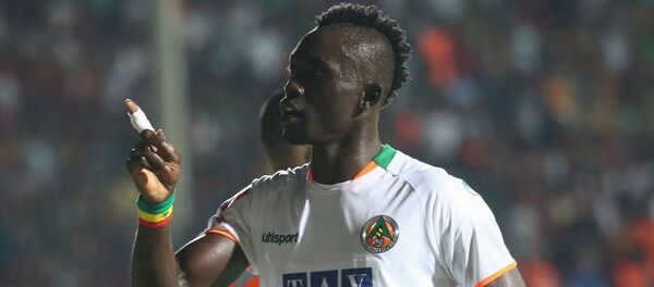 Aytemiz Alanyaspor futbolcusu Papiss Cisse, Fenerbahçe'ye attığı golün sevincini yaşarken  - Sputnik Türkiye