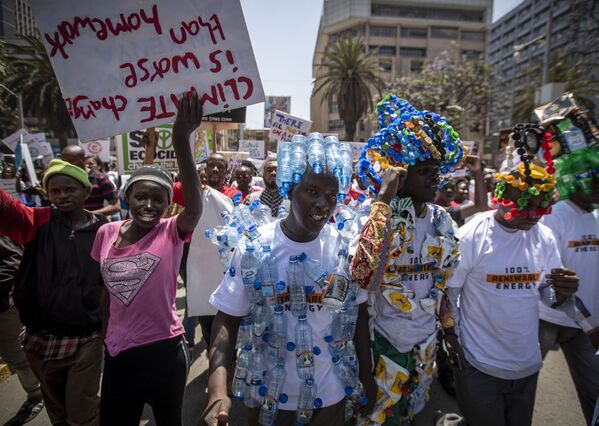 Kenya'da başkent Nairobi'de binden fazla eylemci, plastik şişelerden ve kapaklardan yapılmış kıyafetler giyerek plastik kirliliğine dikkat çekti. - Sputnik Türkiye