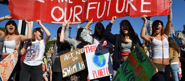 Eylemlerin 23 Eylül’de New York’ta gerçekleşecek Birleşmiş Milletler İklim Eylem Zirvesi’ne katılacak liderlere ‘uyarı’ niteliğini taşıyor. İklim Zirvesi’nde, küresel ısınmayı 2030 yılında 1,5 derece sınırında tutmak için gerekli adımları içeren somut planların duyurulması bekleniyor. (İngiltere) - Sputnik Türkiye