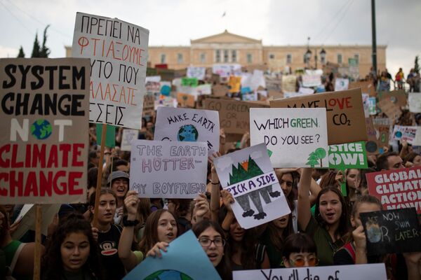 Yunanistan'daki iklim eylemlerinde öğrenciler ve sivil toplum kuruluşları temsilcileri 'Hangi yeşili görüyosun?', 'Dünya erkek arkadaşımdan daha sıcak', 'Aşk üretin, karbondioksit değil' gibi pankartlar taşıdı. - Sputnik Türkiye