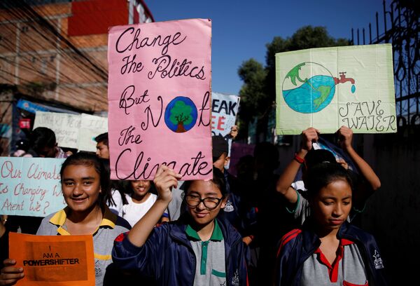 Nepal'in başkenti Katmandu'da da öğrenciler Küresel İklim Grevi'ne öncülük etti. - Sputnik Türkiye