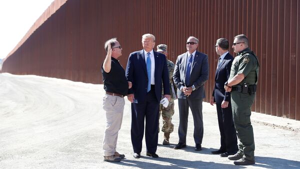 Meksika duvarı inşaatını yerinde inceleyen ABD Başkanı Donald Trump, Korgeneral Todd Semonite (en sağda) tarafından güvenlik teknolojisi hakkında bilgi vermemesi yönünde uyarıldı.  - Sputnik Türkiye