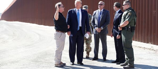 Meksika duvarı inşaatını yerinde inceleyen ABD Başkanı Donald Trump, Korgeneral Todd Semonite (en sağda) tarafından güvenlik teknolojisi hakkında bilgi vermemesi yönünde uyarıldı.  - Sputnik Türkiye