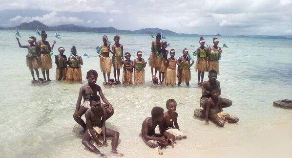 İklim değişikliğinden en çok etkilenen ülkelerden olan Solomon Adaları'ndaki Marovo Adası'ndaki öğrenciler de küresel çaptaki bu protestoya katıldı. Bu kare, dünya genelinden gelen karelerin en çok konuşulanlarından biri oldu. - Sputnik Türkiye