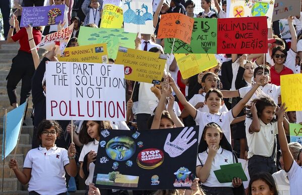 Türkiye'de ise Türk Eğitim Derneği'ne (TED) bağlı okullardan yaklaşık 6 bin öğrenci, küresel iklim değişikliği ve zararlarına karşı farkındalık eylemi yaptı. 'Ya Sıfır Karbon Ya Sıfır Gelecek' sloganıyla küresel iklim değişikliğine vurgu yapan öğrenciler, TED Ankara Koleji'nin İncek Kampüsü'nde bir araya geldi. Anaokulundan lise düzeyine kadar binlerce öğrencinin katıldığı eyleme, öğretmenler, çalışanlar, veliler ve mezunlar da destek verdi. - Sputnik Türkiye