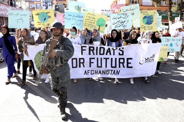 Daha üç gün önce Cumhurbaşkanı'nın katıldığı miting dahil olmak üzere iki bombalı saldırıyla sarsılan Afganistan'da da öğrenciler iklim için sokaktaydı. Başkent Kabil'de yürüyüş yapan öğrencileri güvenlik güçleri korudu.  - Sputnik Türkiye