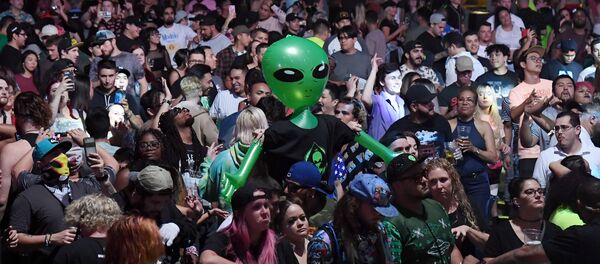 Yüzlerce kişi '51. Bölge baskını' için Nevada çölünde toplandı - UFO - uzaylı - Sputnik Türkiye