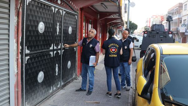 Adana'da yabancı uyruklu kişilerin işyerleri ve evlerine zarar verilmesine neden olduğu öne sürülen kişilere yönelik asayiş operasyonu - Sputnik Türkiye