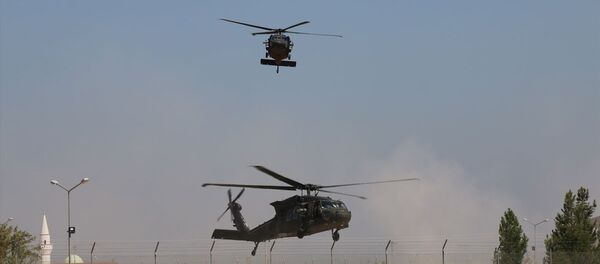 TSK ve ABD Silahlı Kuvvetleri unsurlarının Suriye'de Fırat'ın doğusunda güvenli bölge birinci safha uygulamaları kapsamında altıncı ortak helikopter uçuşu - Sputnik Türkiye