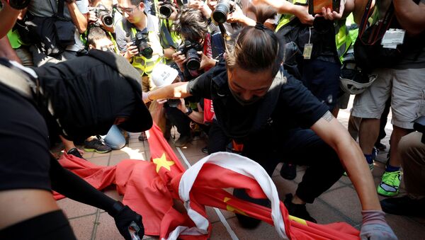 Hong Kong'da göstericiler hükümet binasından indirdikleri Çin bayrağını yaktı - Sputnik Türkiye