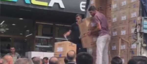 ‘Bir kamyon kavanoz kapağı yarım saatte tükeniyor’: Toptancılar çarşısında kavanoz kapağı kuyruğu oluştu ‘Bir kamyon kavanoz kapağı yarım saatte tükeniyor’: Toptancılar çarşısında kavanoz kapağı kuyruğu oluştu - Sputnik Türkiye