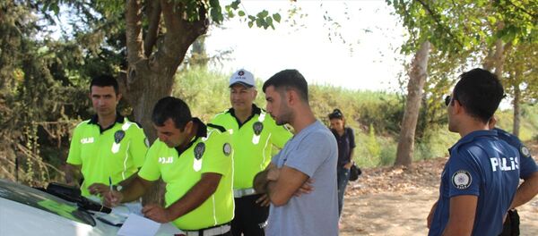 Adana'da, daha önce alkollü araç kullandığı gerekçesiyle ehliyetine el konulan kişi, firari bir cinayet zanlısı adına düzenlenmiş sahte sürücü belgesiyle yakalandı. - Sputnik Türkiye