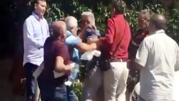 Antalya'da bir kahvede okey oynayan grup arasında çıkan kavgada taraflar birbirlerine okey tahtaları ile saldırdı. 2 kişinin yaralandığı kavga, kahvedeki diğer kişilerin araya girmesiyle sonlandı. - Sputnik Türkiye