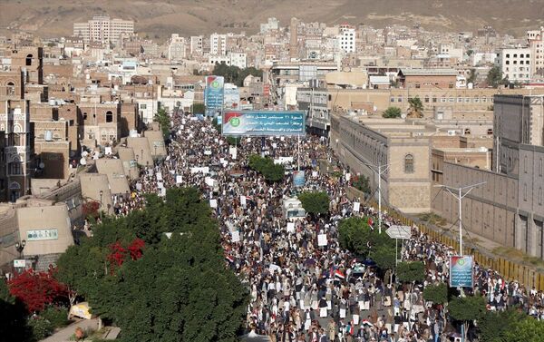 Yemen'in başkenti Sana'nın Husiler tarafından ele geçirilmesinin 5. yıl dönümü nedeniyle düzenlenen yürüyüş - Sputnik Türkiye