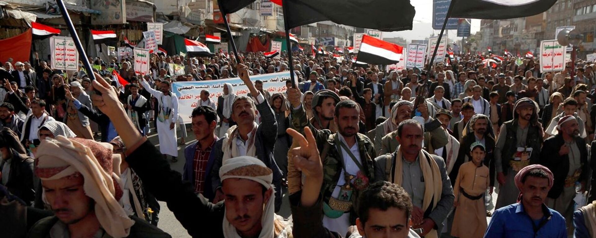 Yemen bayrağı ile yürüyüşe katılan Husiler Hareketi destekçileri - Sputnik Türkiye, 1920, 03.07.2024