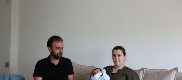 'Doğum sırasında bağırsak yırtıldı' iddiasına suç duyurusu: 'Doktor, 'Mesaim 8'de bitiyor' dedi - Elif Çoban - Sputnik Türkiye