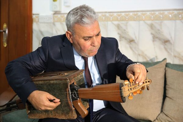 Iraklı öğretmen kalaşnikoftan müzik aleti yaptı: Kurşun sesini müzikle değiştirmek istedim - Sputnik Türkiye