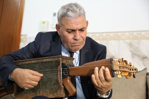 Iraklı öğretmen kalaşnikoftan müzik aleti yaptı: Kurşun sesini müzikle değiştirmek istedim - Sputnik Türkiye